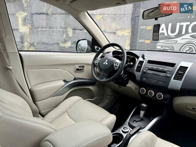 Бежевый Мицубиси Аутлендер, объемом двигателя 3 л и пробегом 210 тыс. км за 9000 $, фото 11 на Automoto.ua