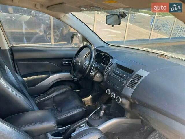 Бежевый Мицубиси Аутлендер, объемом двигателя 3 л и пробегом 358 тыс. км за 7900 $, фото 19 на Automoto.ua