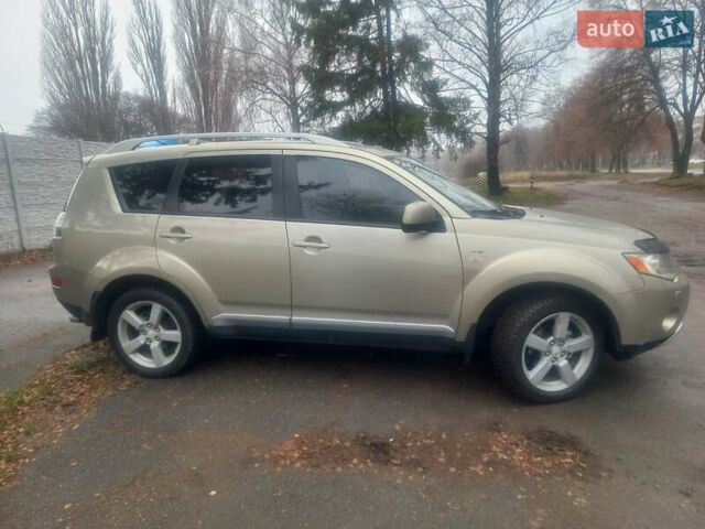 Бежевий Міцубісі Аутлендер, об'ємом двигуна 3 л та пробігом 245 тис. км за 8600 $, фото 2 на Automoto.ua