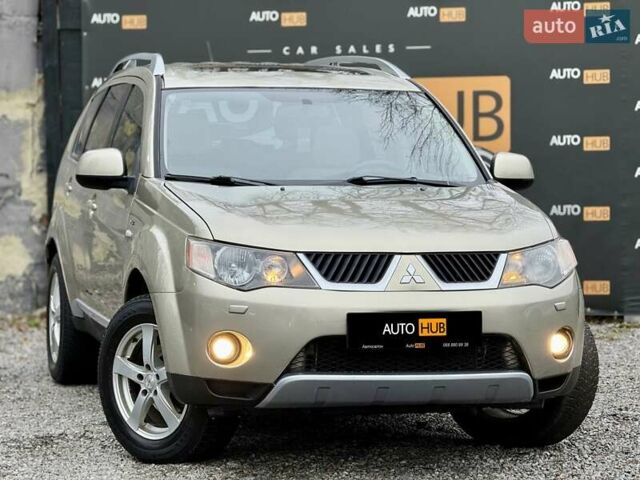 Бежевый Мицубиси Аутлендер, объемом двигателя 3 л и пробегом 210 тыс. км за 9000 $, фото 1 на Automoto.ua