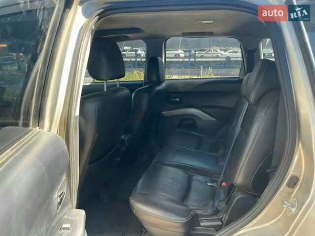 Бежевый Мицубиси Аутлендер, объемом двигателя 3 л и пробегом 358 тыс. км за 7900 $, фото 15 на Automoto.ua