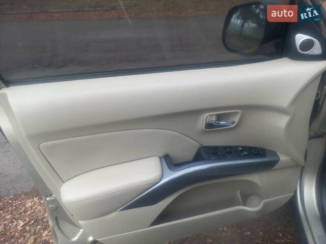 Бежевий Міцубісі Аутлендер, об'ємом двигуна 3 л та пробігом 245 тис. км за 8600 $, фото 12 на Automoto.ua