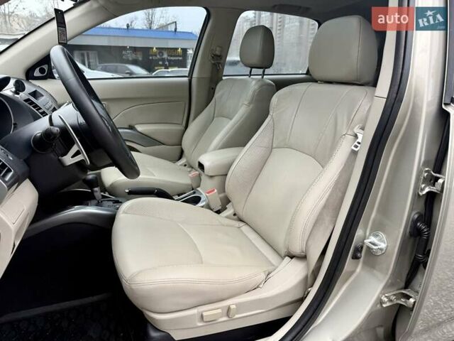 Бежевый Мицубиси Аутлендер, объемом двигателя 3 л и пробегом 210 тыс. км за 9000 $, фото 7 на Automoto.ua
