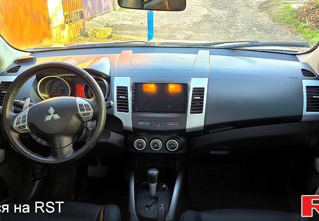 Бежевий Міцубісі Аутлендер, об'ємом двигуна 3 л та пробігом 295 тис. км за 9600 $, фото 6 на Automoto.ua