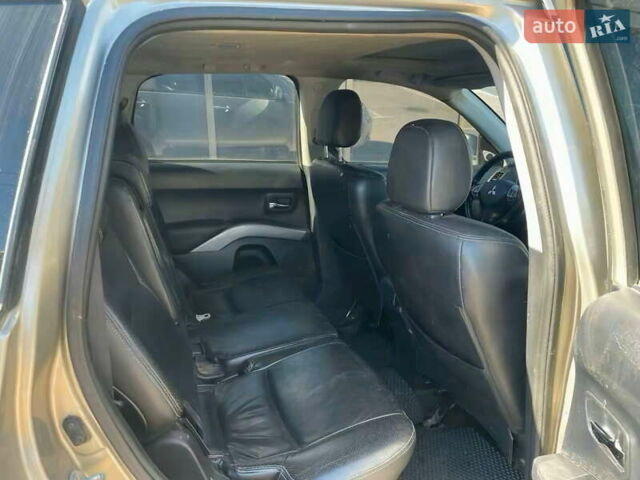 Бежевый Мицубиси Аутлендер, объемом двигателя 3 л и пробегом 358 тыс. км за 7900 $, фото 17 на Automoto.ua