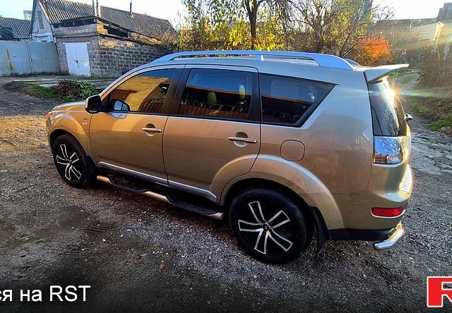 Бежевий Міцубісі Аутлендер, об'ємом двигуна 3 л та пробігом 295 тис. км за 9600 $, фото 1 на Automoto.ua