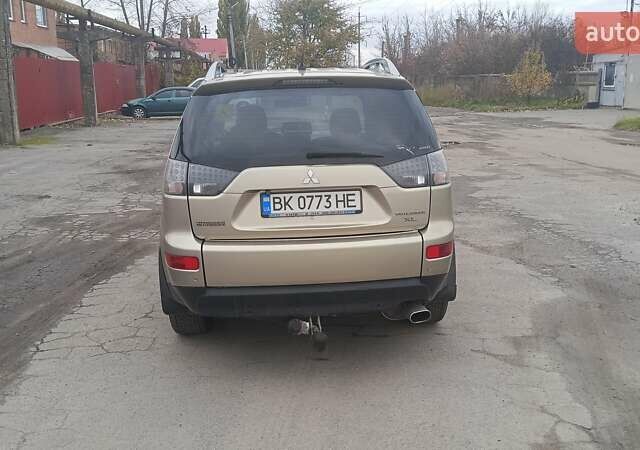 Бежевий Міцубісі Аутлендер, об'ємом двигуна 2.36 л та пробігом 282 тис. км за 7800 $, фото 4 на Automoto.ua