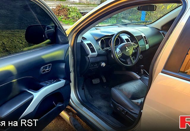 Бежевий Міцубісі Аутлендер, об'ємом двигуна 3 л та пробігом 295 тис. км за 9600 $, фото 4 на Automoto.ua