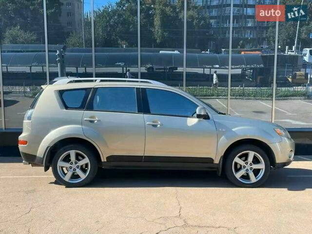 Бежевый Мицубиси Аутлендер, объемом двигателя 3 л и пробегом 358 тыс. км за 7900 $, фото 1 на Automoto.ua