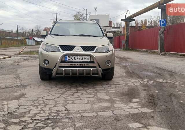 Бежевий Міцубісі Аутлендер, об'ємом двигуна 2.36 л та пробігом 282 тис. км за 7800 $, фото 6 на Automoto.ua
