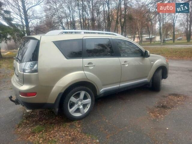 Бежевий Міцубісі Аутлендер, об'ємом двигуна 3 л та пробігом 245 тис. км за 8600 $, фото 3 на Automoto.ua