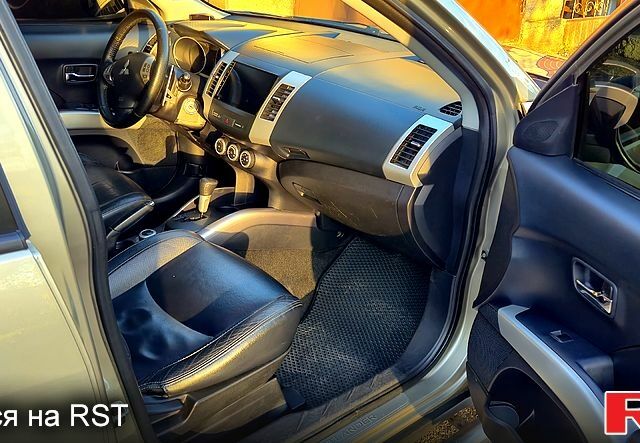 Бежевий Міцубісі Аутлендер, об'ємом двигуна 3 л та пробігом 295 тис. км за 9600 $, фото 5 на Automoto.ua