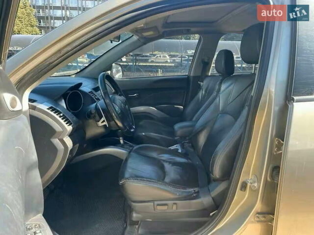 Бежевый Мицубиси Аутлендер, объемом двигателя 3 л и пробегом 358 тыс. км за 7900 $, фото 14 на Automoto.ua