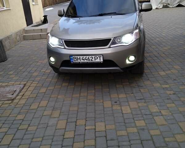 Бежевый Мицубиси Аутлендер, объемом двигателя 3 л и пробегом 220 тыс. км за 10000 $, фото 3 на Automoto.ua