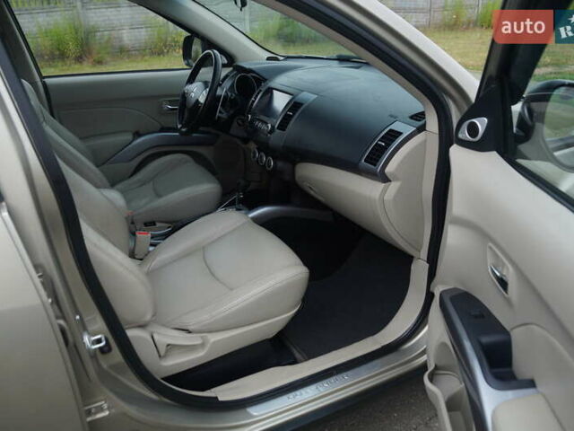 Бежевий Міцубісі Аутлендер, об'ємом двигуна 2.36 л та пробігом 207 тис. км за 10800 $, фото 46 на Automoto.ua