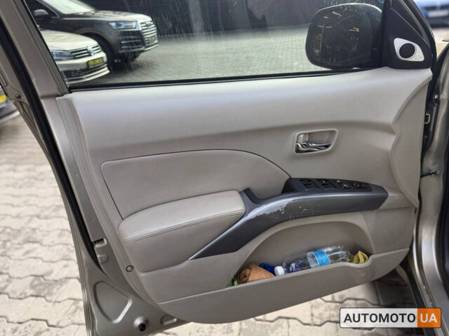Бежевий Міцубісі Аутлендер, об'ємом двигуна 2.4 л та пробігом 195 тис. км за 8500 $, фото 6 на Automoto.ua
