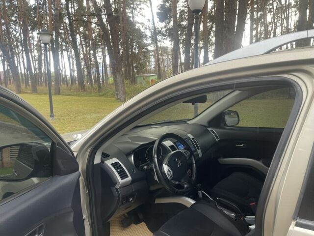 Бежевый Мицубиси Аутлендер, объемом двигателя 3 л и пробегом 240 тыс. км за 8200 $, фото 3 на Automoto.ua