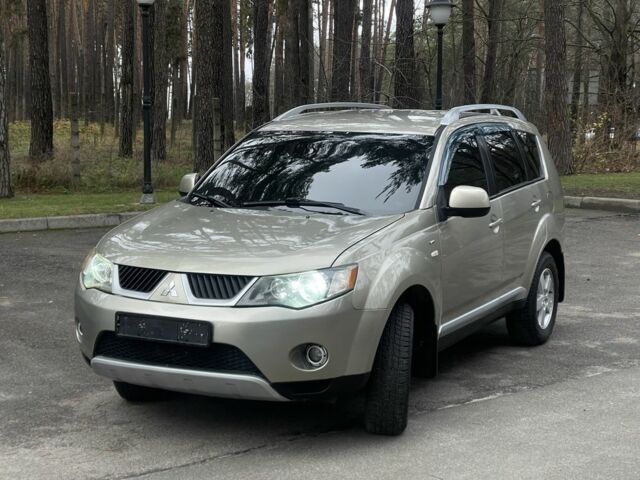 Бежевый Мицубиси Аутлендер, объемом двигателя 3 л и пробегом 240 тыс. км за 8200 $, фото 1 на Automoto.ua