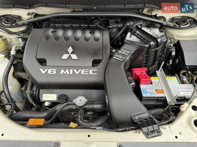 Бежевый Мицубиси Аутлендер, объемом двигателя 3 л и пробегом 178 тыс. км за 9450 $, фото 56 на Automoto.ua