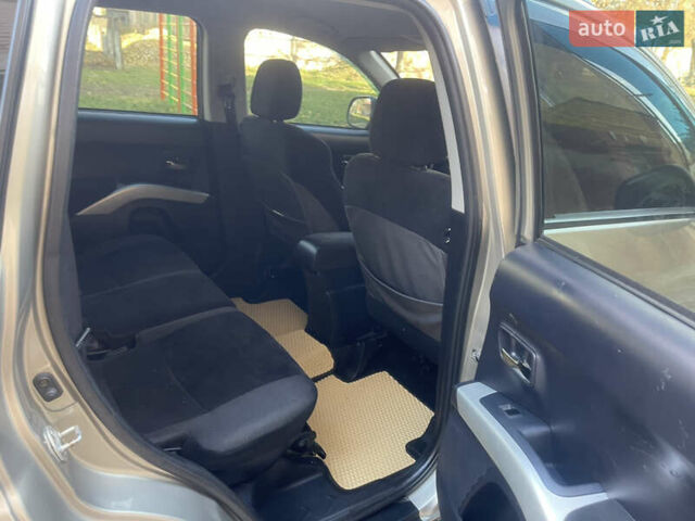 Бежевый Мицубиси Аутлендер, объемом двигателя 3 л и пробегом 246 тыс. км за 8250 $, фото 17 на Automoto.ua