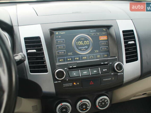 Бежевий Міцубісі Аутлендер, об'ємом двигуна 2.36 л та пробігом 207 тис. км за 10800 $, фото 59 на Automoto.ua