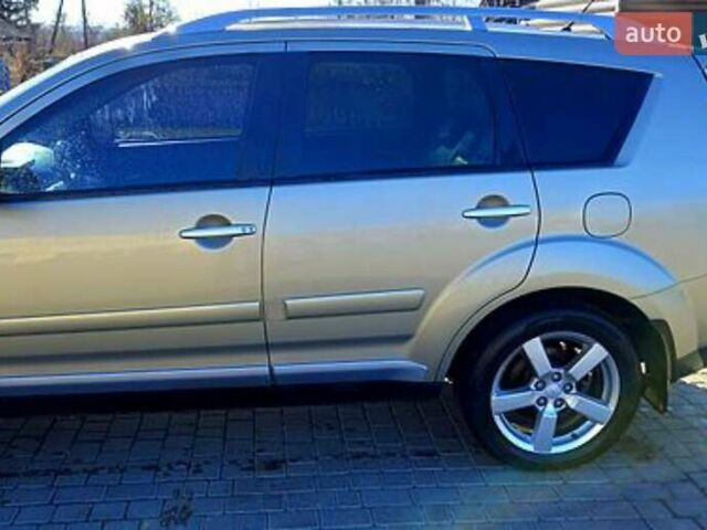 Бежевий Міцубісі Аутлендер, об'ємом двигуна 2.36 л та пробігом 220 тис. км за 9500 $, фото 1 на Automoto.ua