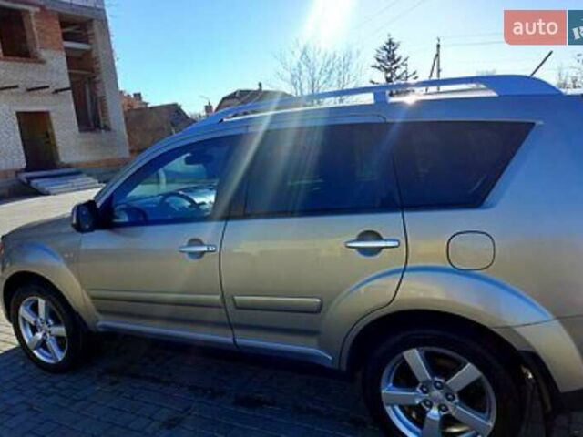 Бежевий Міцубісі Аутлендер, об'ємом двигуна 2.36 л та пробігом 220 тис. км за 9500 $, фото 4 на Automoto.ua