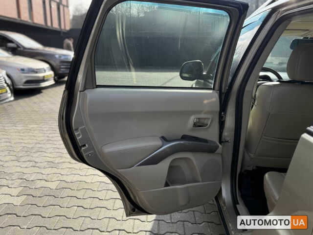 Бежевий Міцубісі Аутлендер, об'ємом двигуна 2.4 л та пробігом 195 тис. км за 8500 $, фото 21 на Automoto.ua