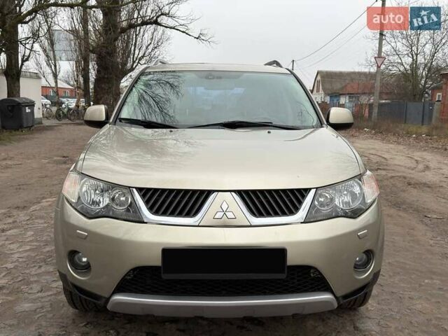 Бежевый Мицубиси Аутлендер, объемом двигателя 3 л и пробегом 178 тыс. км за 9450 $, фото 1 на Automoto.ua