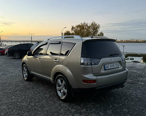 Бежевый Мицубиси Аутлендер, объемом двигателя 3 л и пробегом 223 тыс. км за 10000 $, фото 4 на Automoto.ua