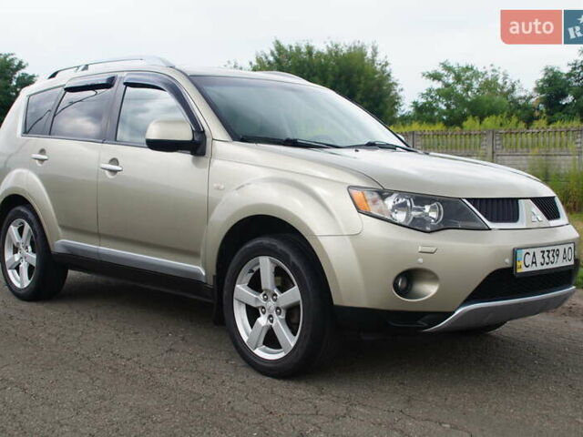 Бежевий Міцубісі Аутлендер, об'ємом двигуна 2.36 л та пробігом 207 тис. км за 10800 $, фото 22 на Automoto.ua