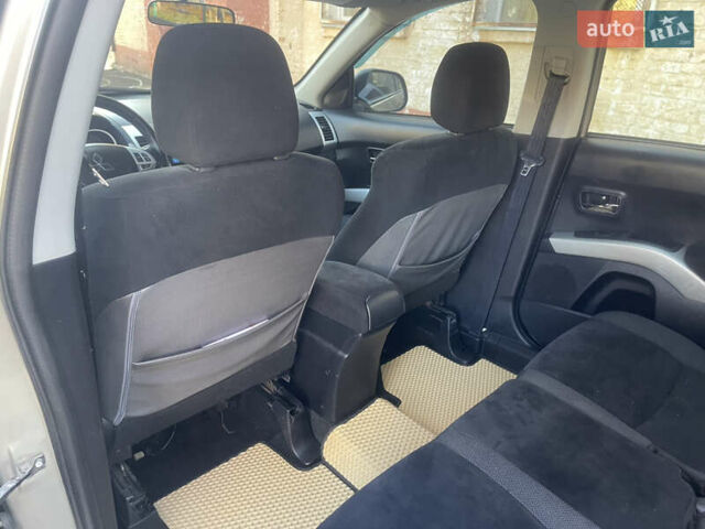 Бежевый Мицубиси Аутлендер, объемом двигателя 3 л и пробегом 246 тыс. км за 8250 $, фото 19 на Automoto.ua