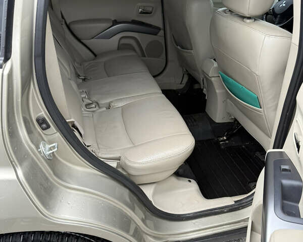 Міцубісі Аутлендер 2008 у Києві на Automoto.ua Бежевий Міцубісі Аутлендер, об'ємом двигуна 3 л та пробігом 337 тис. км за 11900 $, фото 12 на Automoto.ua