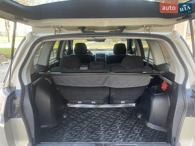 Бежевый Мицубиси Аутлендер, объемом двигателя 3 л и пробегом 246 тыс. км за 8250 $, фото 18 на Automoto.ua