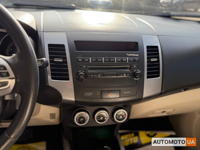 Бежевий Міцубісі Аутлендер, об'ємом двигуна 2.4 л та пробігом 195 тис. км за 8500 $, фото 14 на Automoto.ua