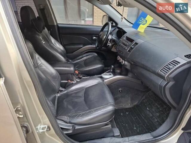 Бежевий Міцубісі Аутлендер, об'ємом двигуна 3 л та пробігом 266 тис. км за 8500 $, фото 8 на Automoto.ua