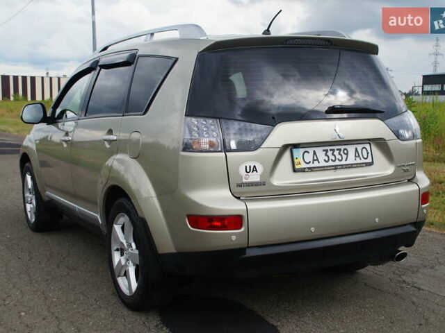 Бежевий Міцубісі Аутлендер, об'ємом двигуна 2.36 л та пробігом 207 тис. км за 10800 $, фото 14 на Automoto.ua