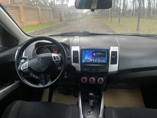 Бежевый Мицубиси Аутлендер, объемом двигателя 3 л и пробегом 240 тыс. км за 8200 $, фото 5 на Automoto.ua