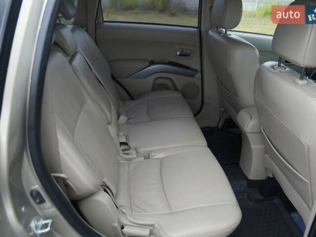 Бежевий Міцубісі Аутлендер, об'ємом двигуна 2.36 л та пробігом 207 тис. км за 10800 $, фото 42 на Automoto.ua