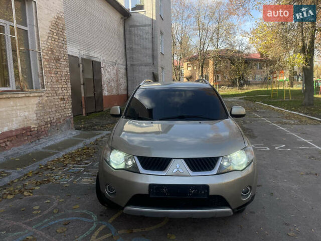 Бежевый Мицубиси Аутлендер, объемом двигателя 3 л и пробегом 246 тыс. км за 8250 $, фото 6 на Automoto.ua