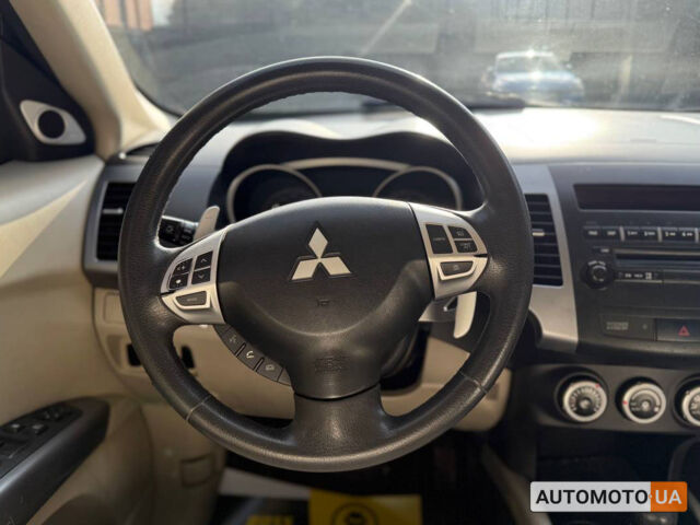 Бежевий Міцубісі Аутлендер, об'ємом двигуна 2.4 л та пробігом 195 тис. км за 8500 $, фото 12 на Automoto.ua
