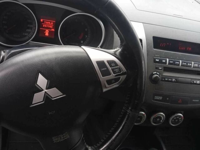 Бежевий Міцубісі Аутлендер, об'ємом двигуна 2.4 л та пробігом 290 тис. км за 6800 $, фото 5 на Automoto.ua