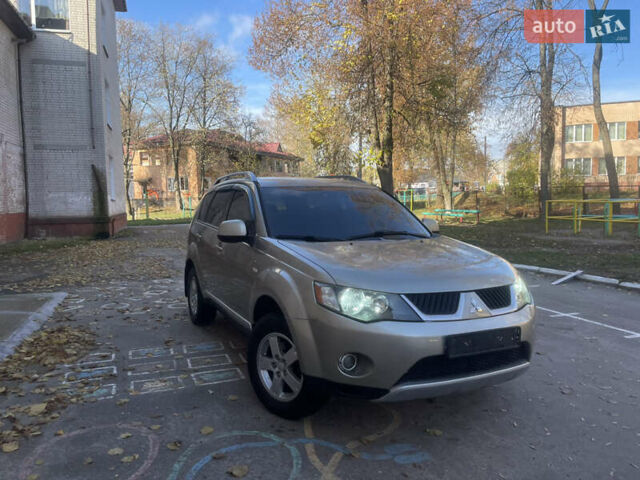 Бежевый Мицубиси Аутлендер, объемом двигателя 3 л и пробегом 246 тыс. км за 8250 $, фото 4 на Automoto.ua