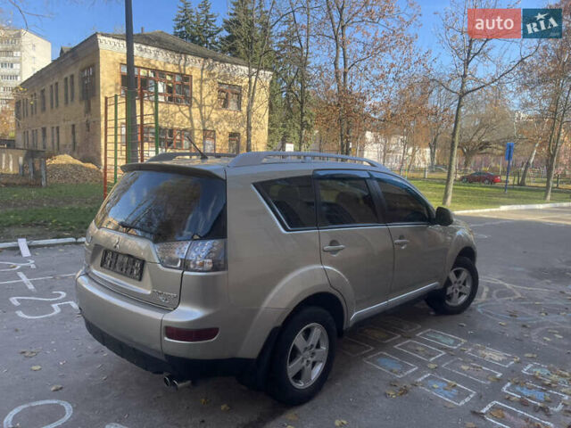 Бежевый Мицубиси Аутлендер, объемом двигателя 3 л и пробегом 246 тыс. км за 8250 $, фото 3 на Automoto.ua