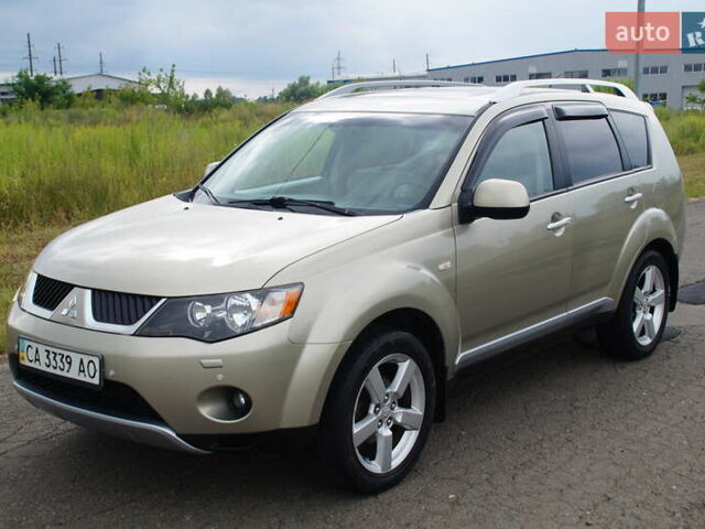 Бежевий Міцубісі Аутлендер, об'ємом двигуна 2.36 л та пробігом 207 тис. км за 10800 $, фото 3 на Automoto.ua