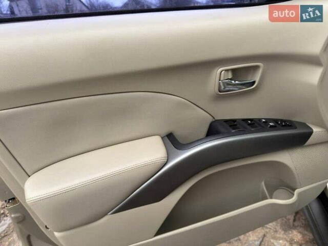 Бежевый Мицубиси Аутлендер, объемом двигателя 3 л и пробегом 178 тыс. км за 9450 $, фото 23 на Automoto.ua