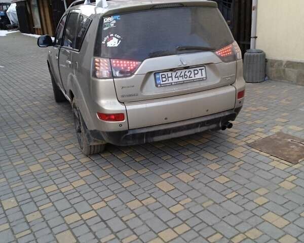 Бежевый Мицубиси Аутлендер, объемом двигателя 3 л и пробегом 220 тыс. км за 10000 $, фото 1 на Automoto.ua