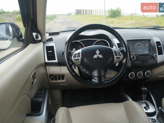 Бежевий Міцубісі Аутлендер, об'ємом двигуна 2.36 л та пробігом 207 тис. км за 10800 $, фото 64 на Automoto.ua