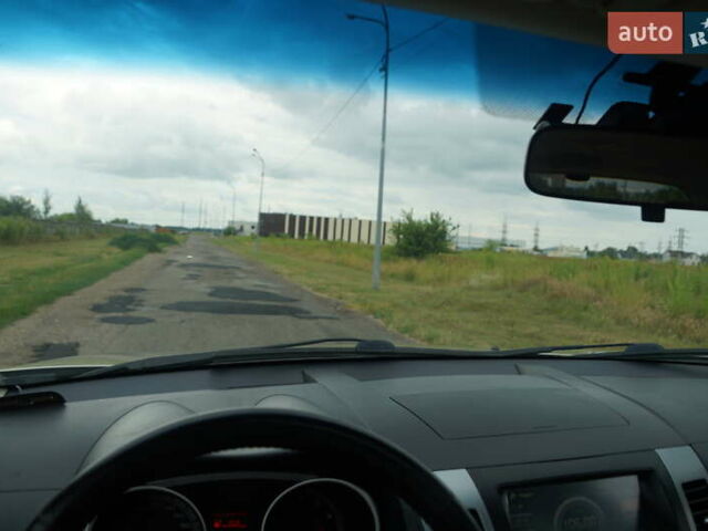 Бежевий Міцубісі Аутлендер, об'ємом двигуна 2.36 л та пробігом 207 тис. км за 10800 $, фото 61 на Automoto.ua