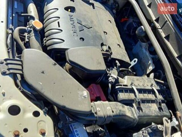 Бежевий Міцубісі Аутлендер, об'ємом двигуна 2.36 л та пробігом 220 тис. км за 9500 $, фото 5 на Automoto.ua